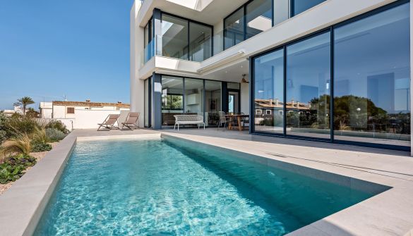 18-chalet-en-primera-linea-con-piscina-en-estanyol.jpg